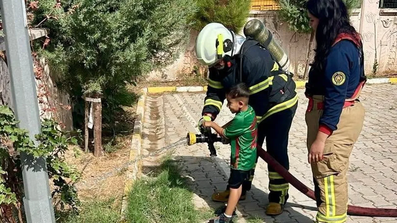 Cizre itfaiye ekipleri miniklere yangın ve afet bilinci aşılıyor