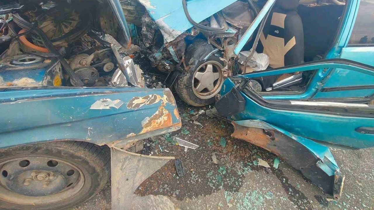 Çobanlar'da iki otomobil kafa kafaya çarpıştı: 5 kişi yaralandı