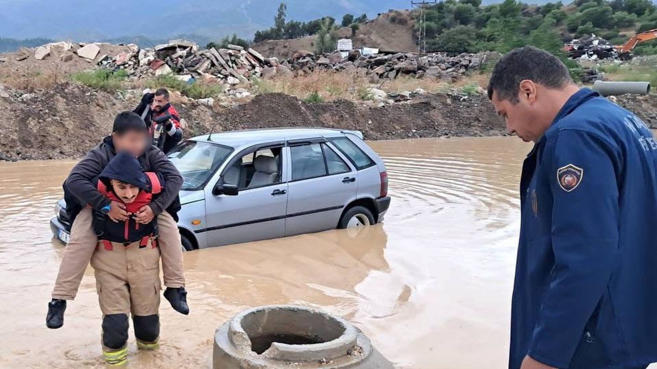 Çocuğu sırtında taşıyarak kurtaran itfaiye ekibi göle dönen yolda müdahale etti