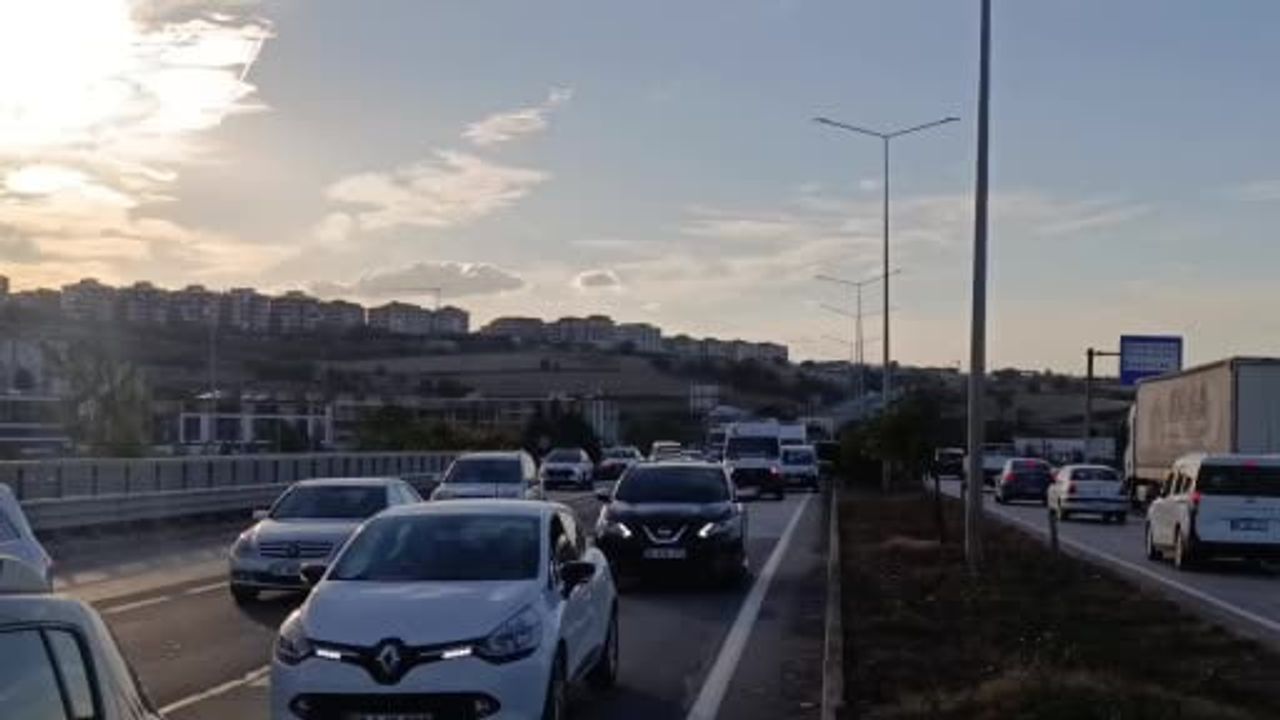 Çocukla dolu araç çalındı, kaçışta yaya ve iki araca çarpıldı