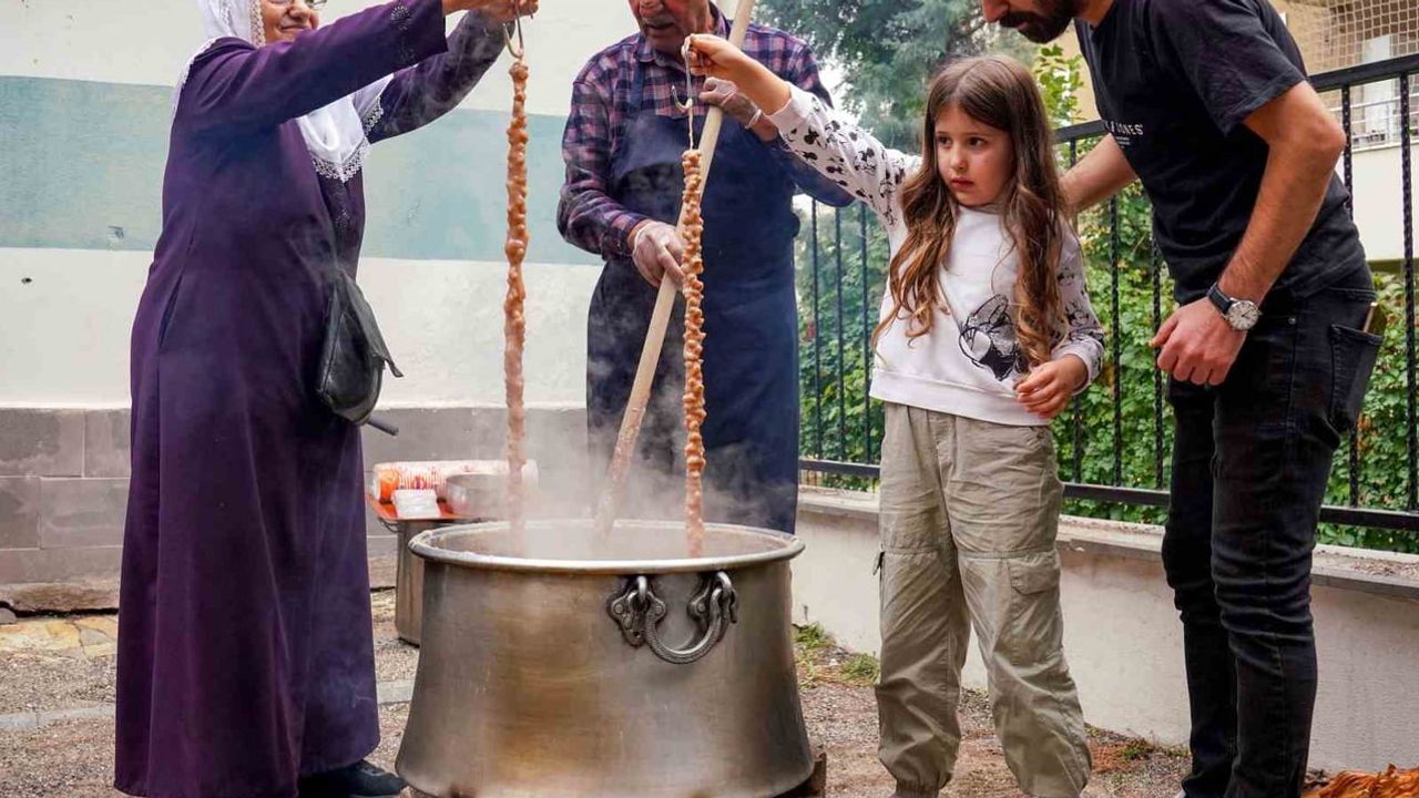 Çocuklar bağbozumunda cevizli sucuk ve pestil yaparak geleneksel üretimi öğrendi