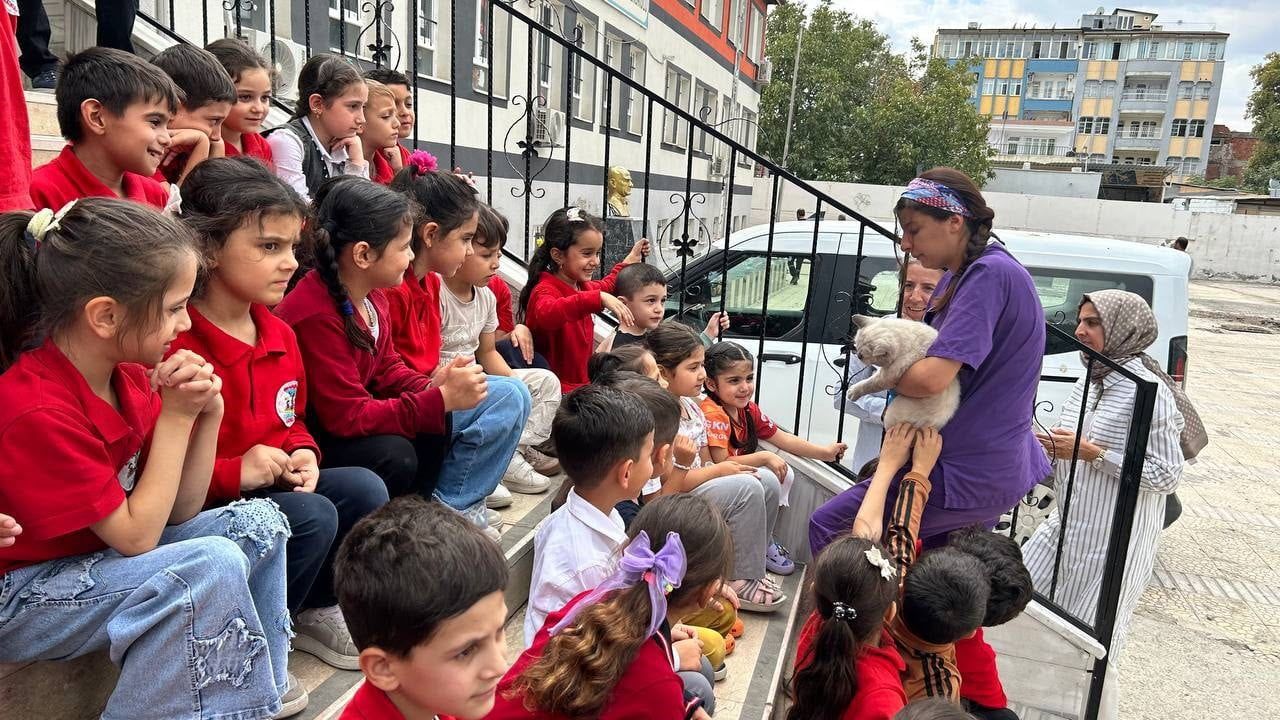 Çocuklarla patibulans buluşması: Adıyaman'da hayvan sevgisi aşılanıyor