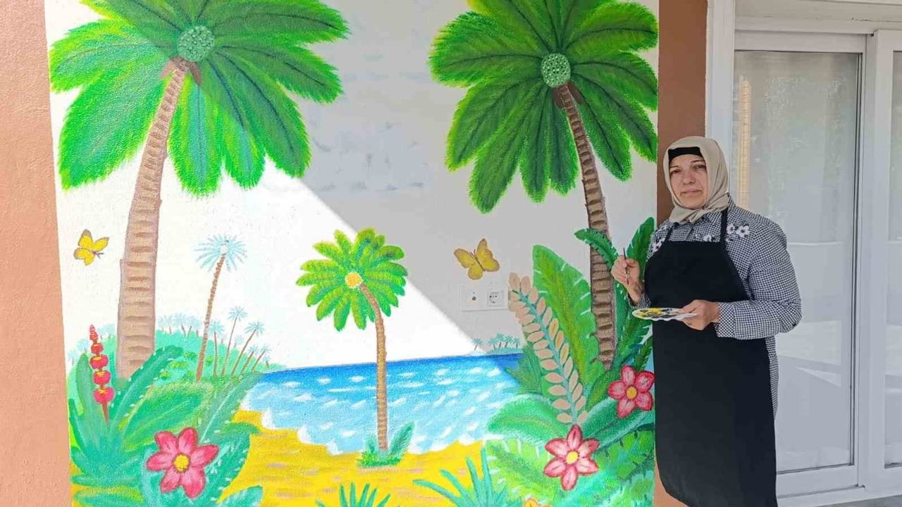 Çocukluk hayalini duvarlara taşıyan Hafize Bayar müstakil evini sergiye dönüştürdü