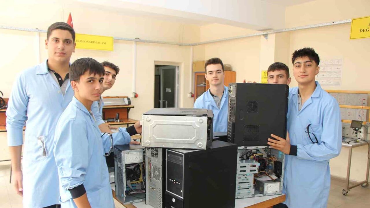 Çöpe gidecek bilgisayarlar köy okullarında yeni atölyelere dönüşüyor