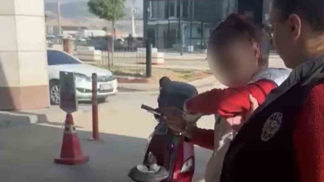 çöpte yemek yiyen kediye taş atan kadın adliyeye sevk edildi
