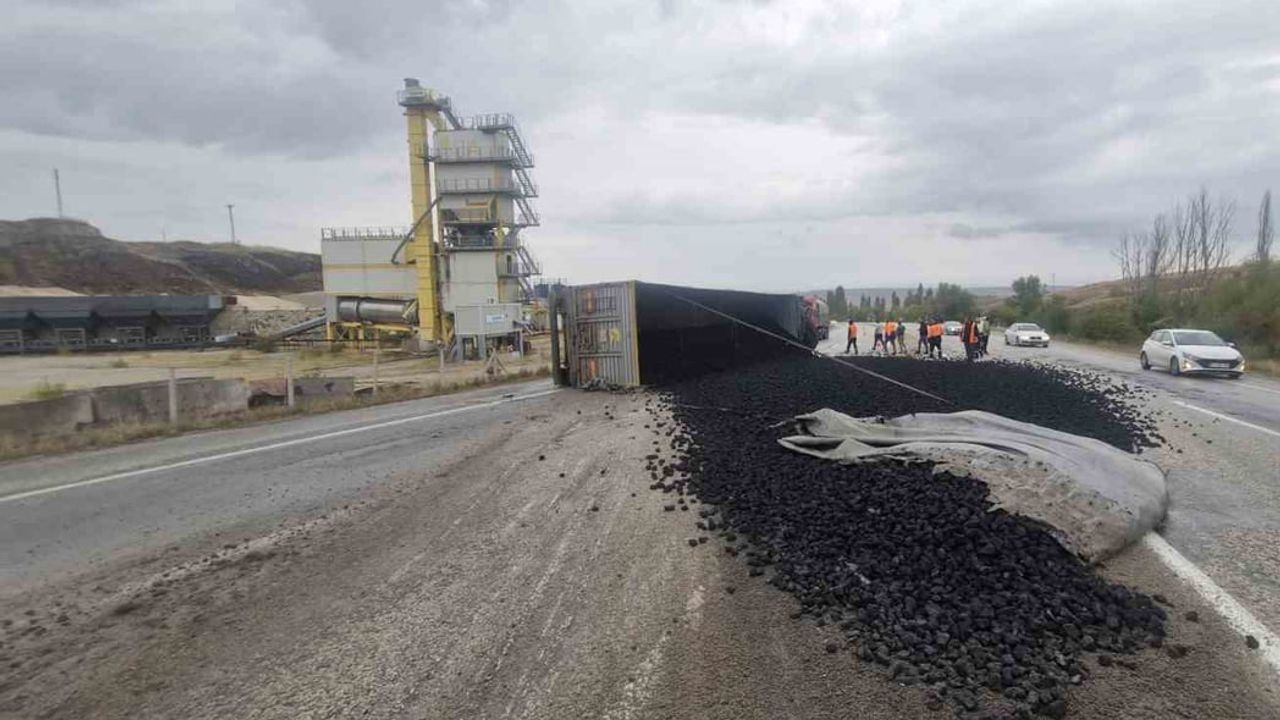 Çorum-Alaca yolunda devrilen kömür yüklü tır trafiği tek şeride düşürdü