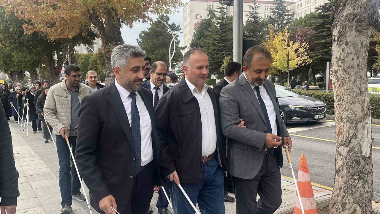 Çorum'da beyaz bastonlarla yürüyüş erişilebilirlik çağrısı