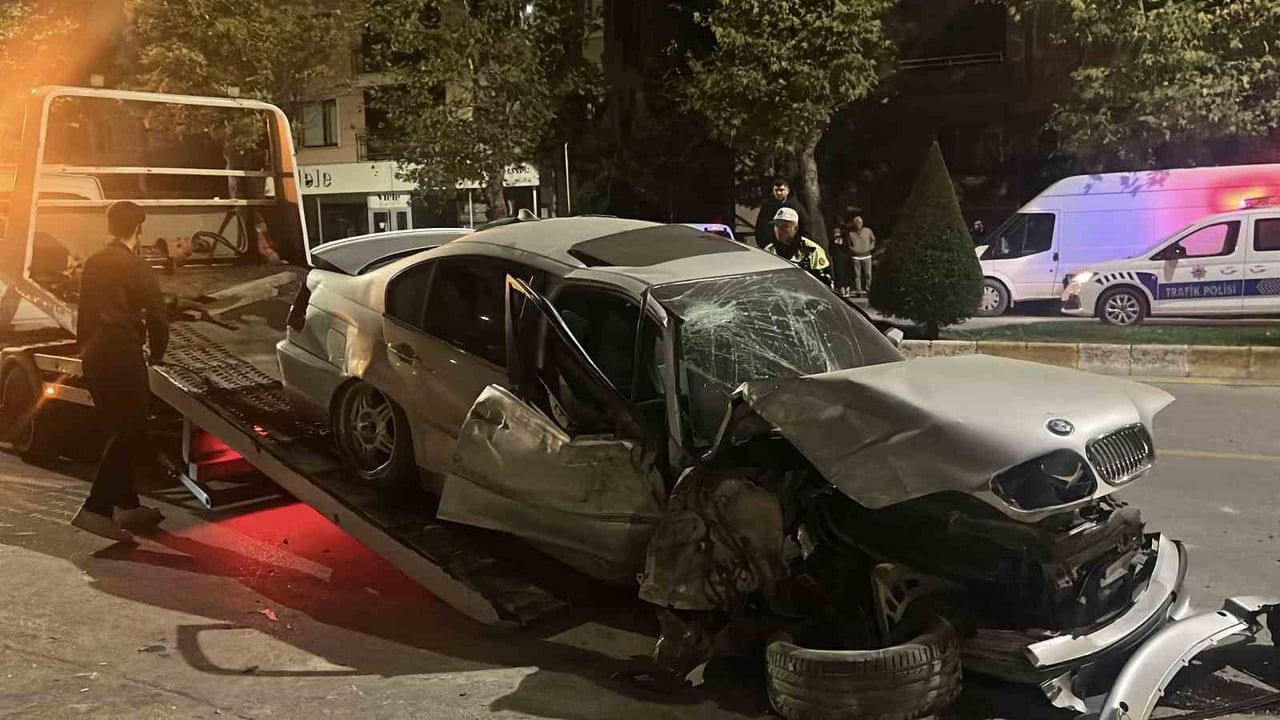 Çorum'da cadde üzerinde çarpışma: park halindeki araçlara çarpan kaza, 4 yaralı