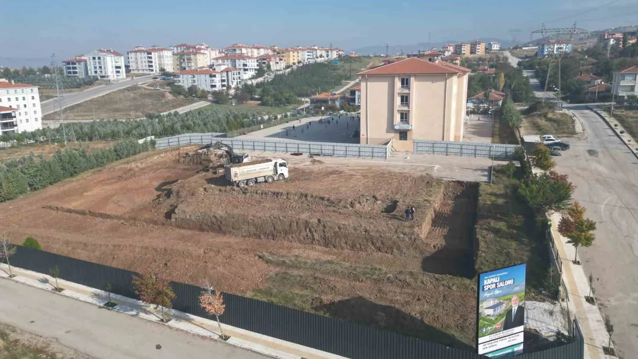 Çorum'da iki ortaokul bahçesine 250 kişilik kapalı spor salonları kuruluyor