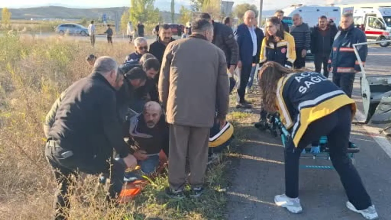 Çorum'da kavşak çarpışmasında yedi kişi yaralandı