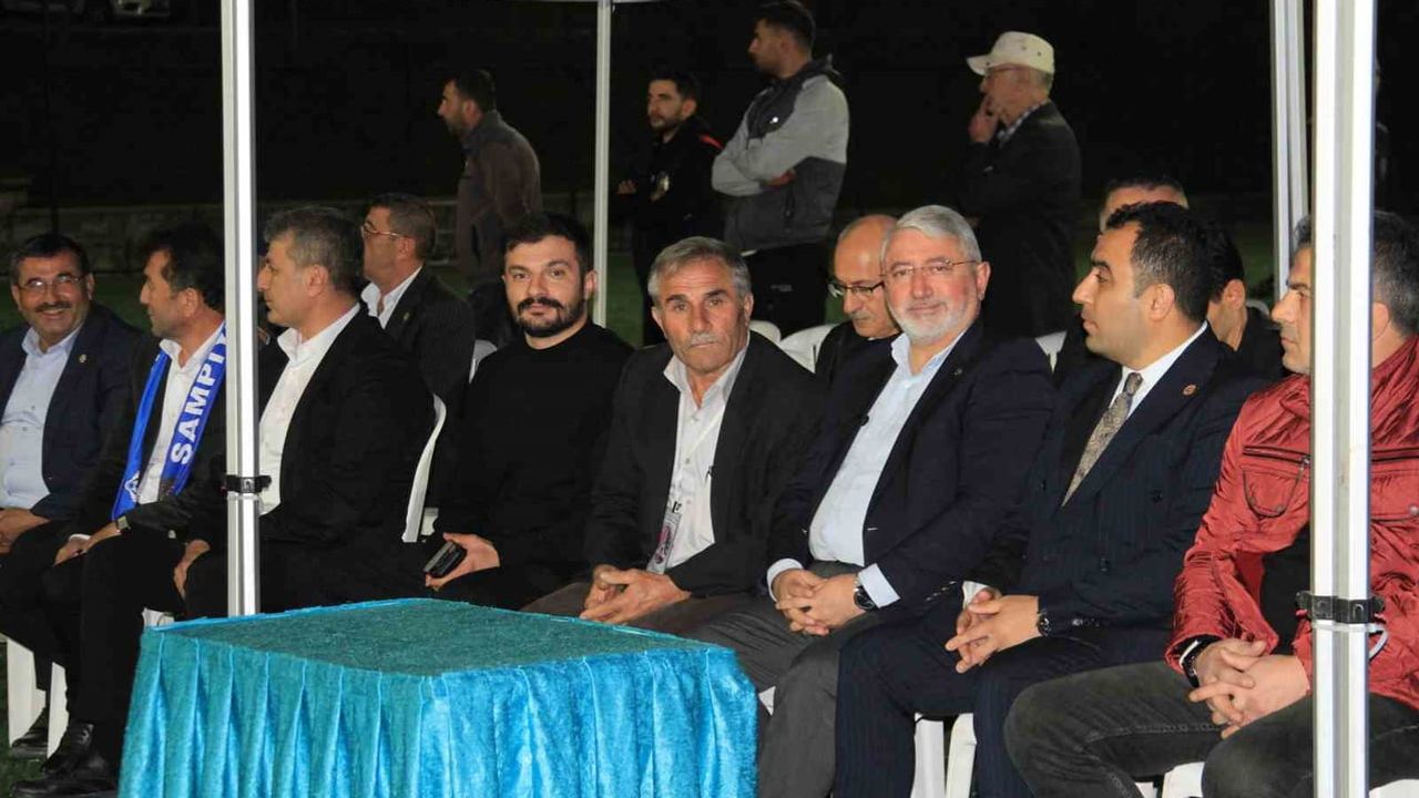 Çorum'da köyler arası turnuva sona erdi: Kınık penaltılarla şampiyon oldu, halayla kutladılar