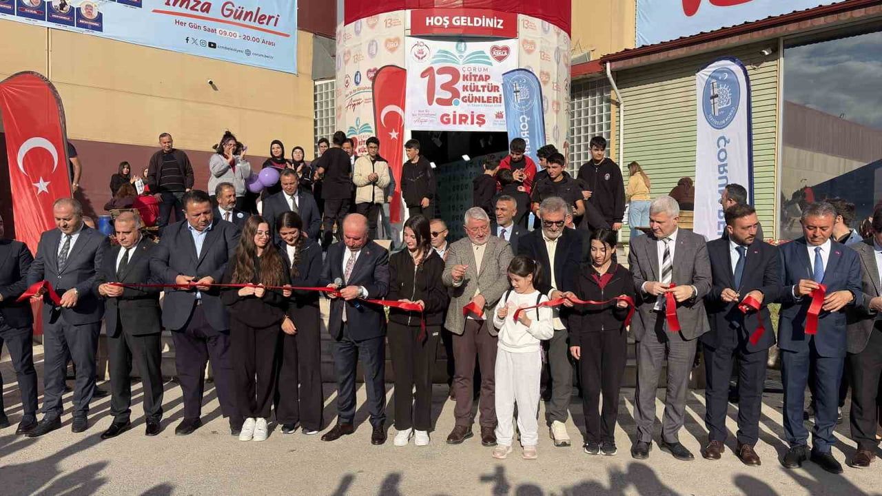 Çorum'da kültür şenliği: 125 yayınevi ve arşiv sergisiyle kitap fuarı başladı
