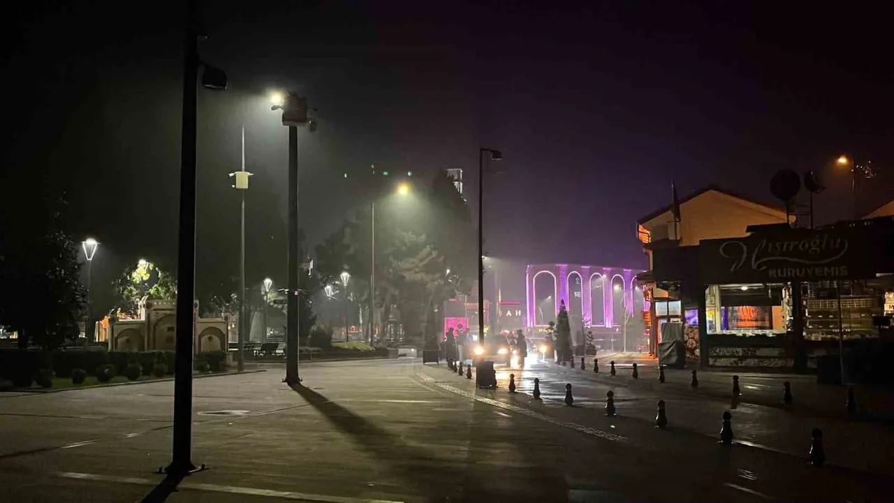 Çorum'da sıcaklık düşüşü sisle birlikte görüşü azalttı