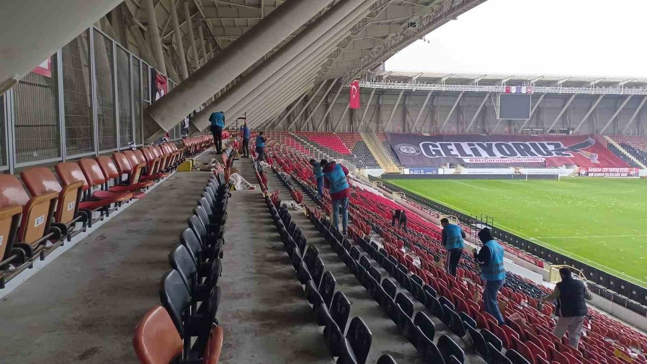 Çorum'da yükümlüler stadyumdan okula kadar spora ve eğitime destek verdi