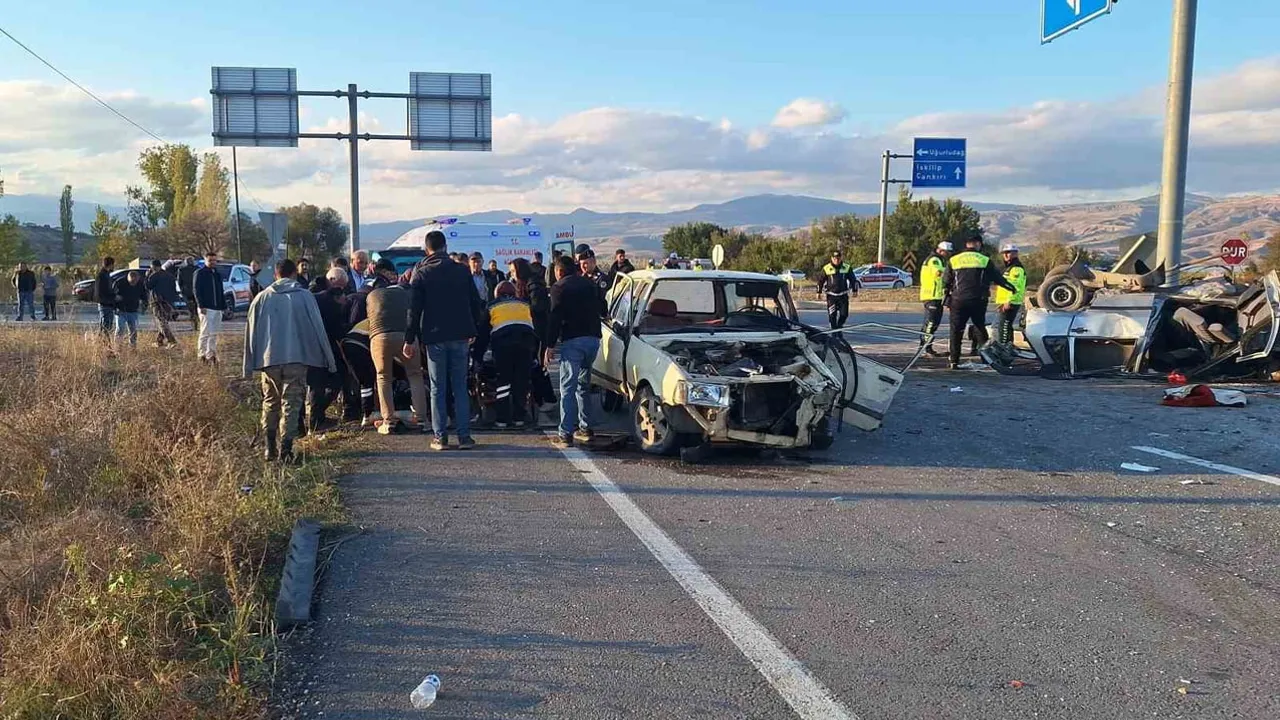 Çorum-İskilip yolunda kavşak kazası: araçta yangın çıktı, 7 yaralı