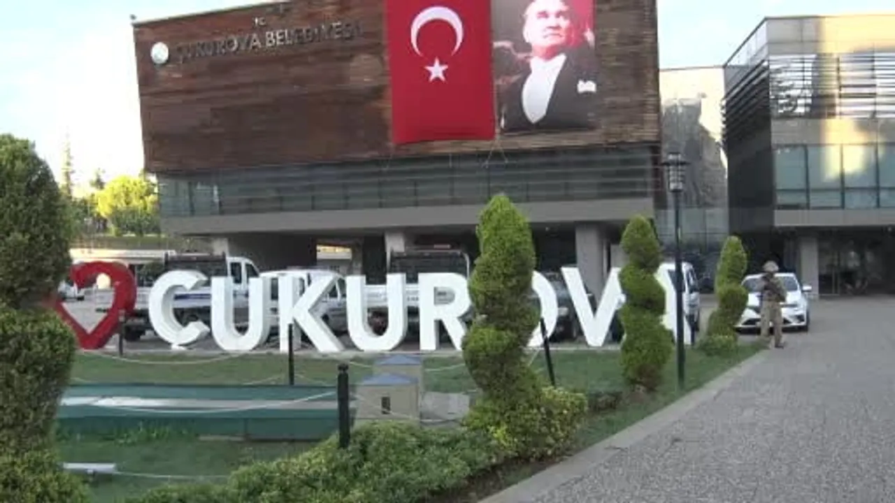 Çukurova belediyesi önünde geniş çaplı jandarma araması