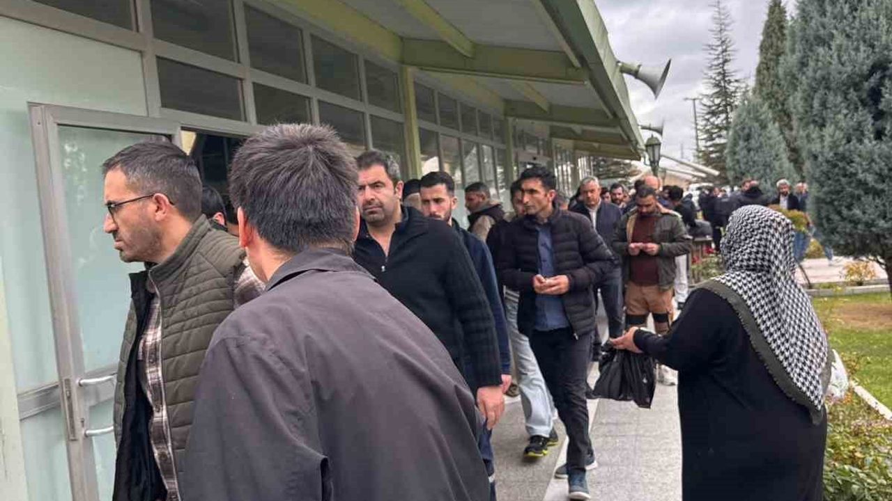 Cuma namazı çıkışında siyah çöp poşetiyle para isteyen kadın