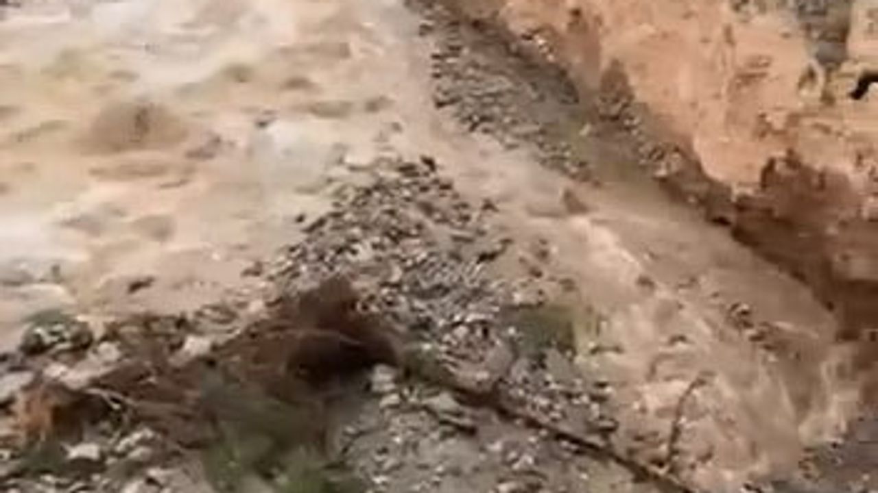 Cumalıkızık'ta yağmurun ardından dere kıyısında toprak kaydı, görüntülere yansıdı