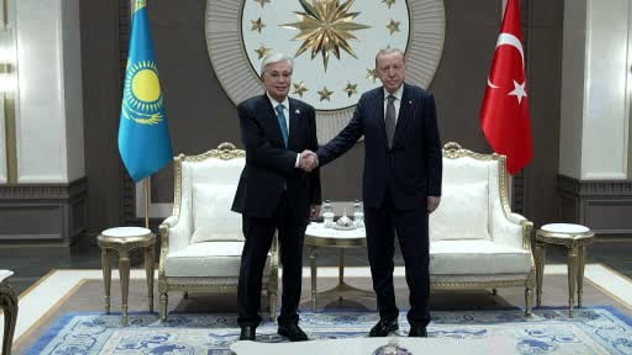 Cumhurbaşkanı Erdoğan, Tokayev'i Ankara Havalimanı'nda törenle karşıladı