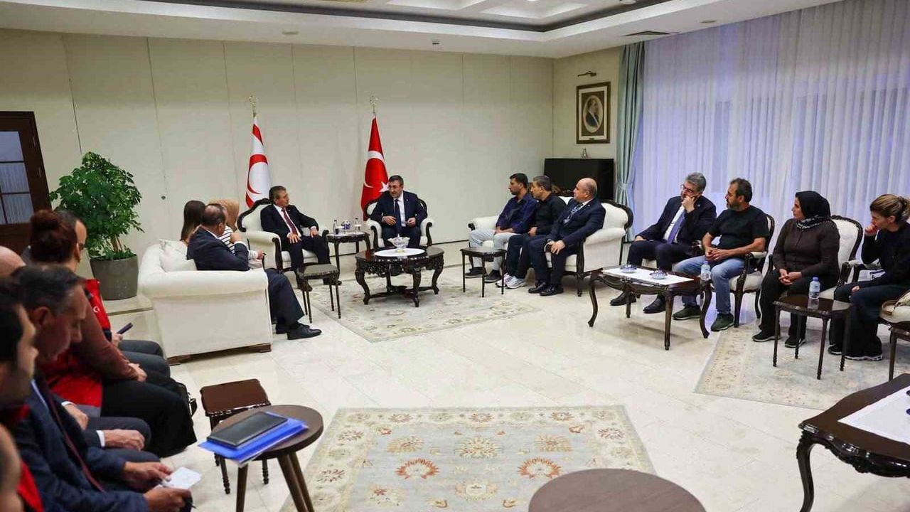 Cumhurbaşkanı yardımcısı Yılmaz, Filo Jet faciasında yakınlarla bir araya geldi