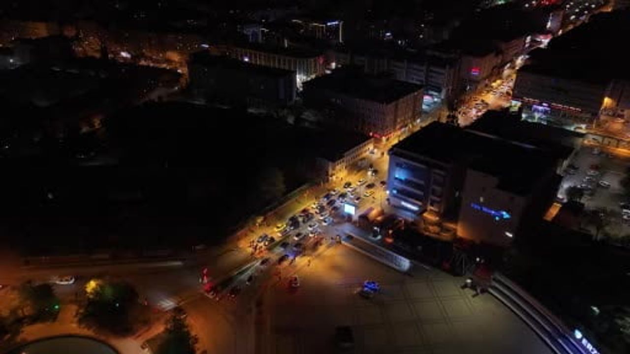 Cumhuriyet caddesi'nde sarı-kırmızılı coşku: Galatasaray derbi zaferini kutladı