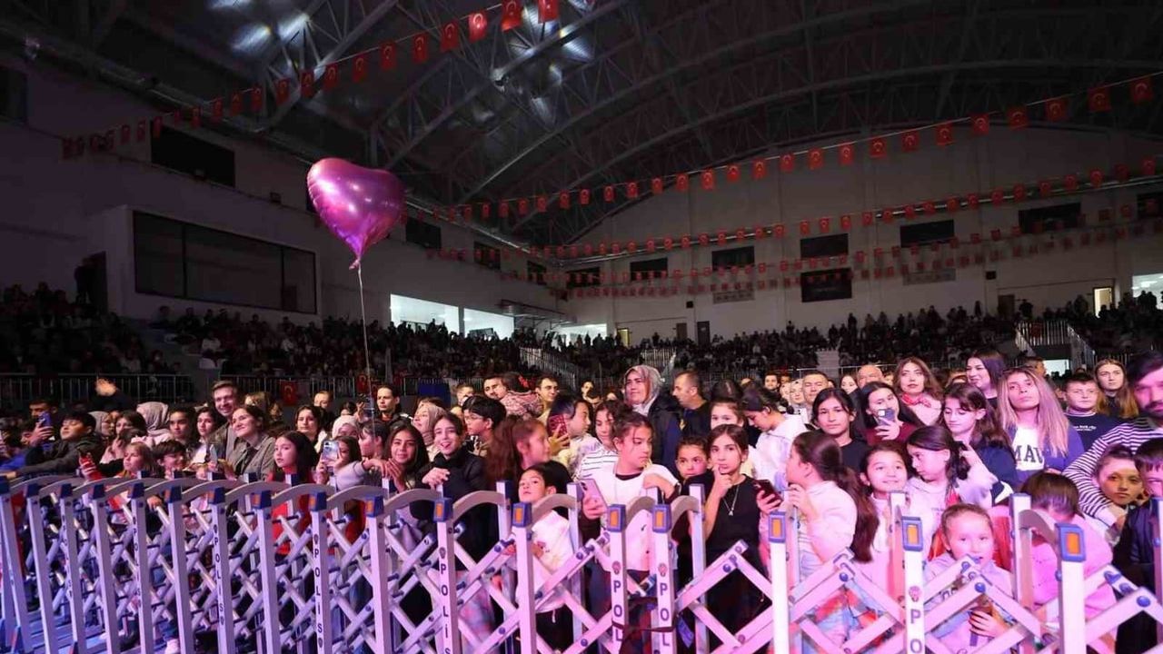 Cumhuriyet coşkusu Ayna ile sahnede