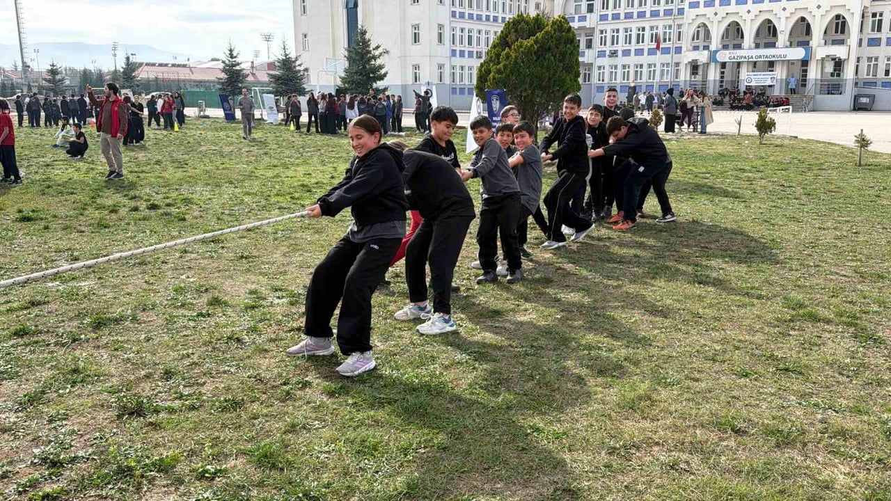 Cumhuriyet coşkusu Bolu semalarında 103 uçurtma göğe yükseldi