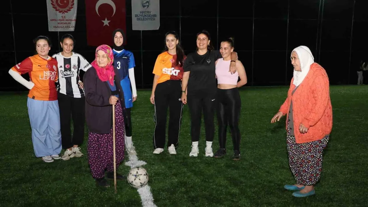 Cumhuriyet coşkusu halı sahada: bastonlu şalvarlı teyzeyle başlayan kadın turnuvası