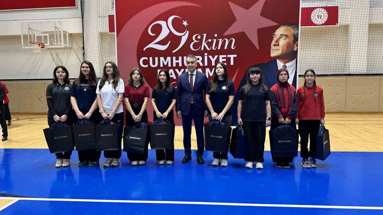 Cumhuriyet coşkusu Karabük'te törenle, Zonguldak'ta madencilerin kortejiyle yükseldi