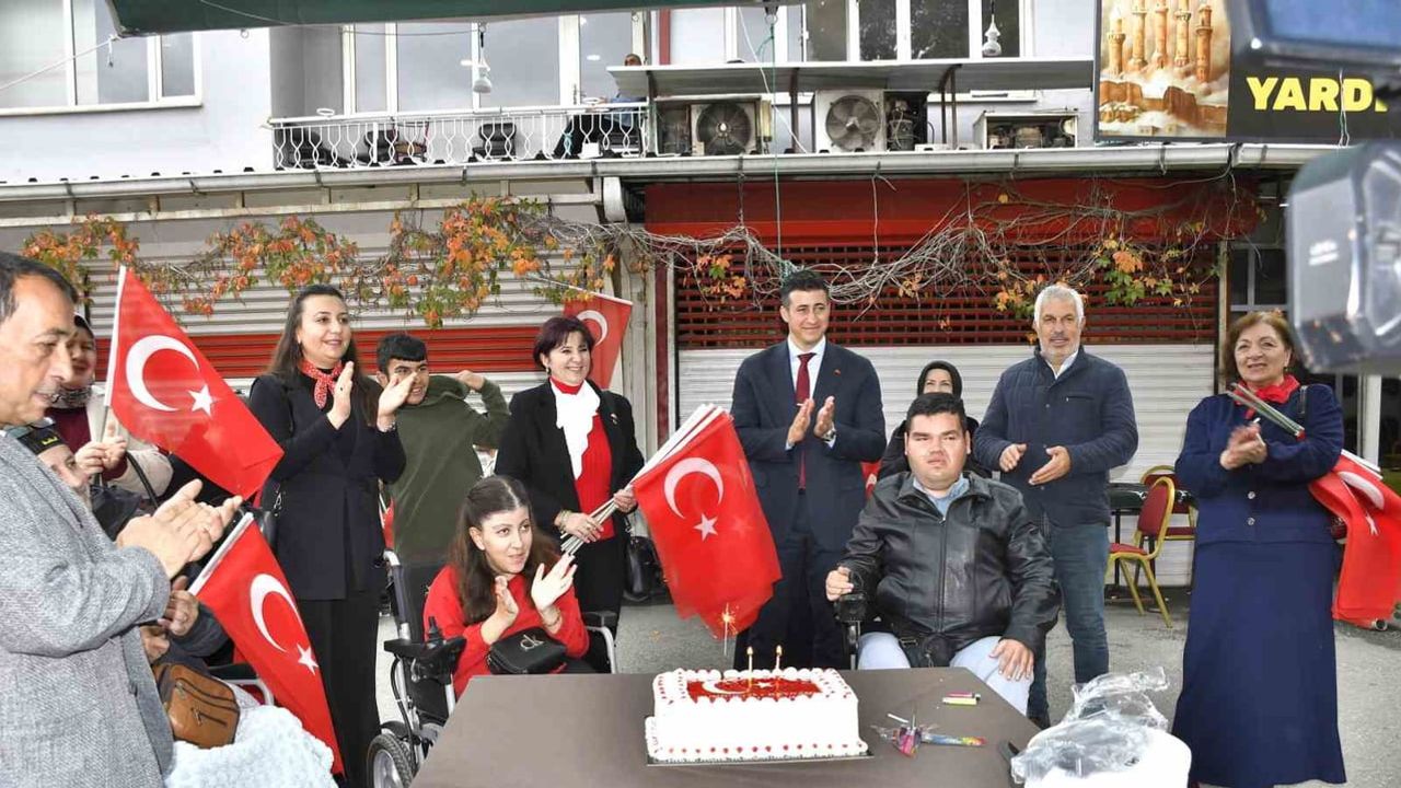 Cumhuriyet coşkusu sokaklara taşındı: özel gereksinimli bireyler esnafa bayrak dağıttı