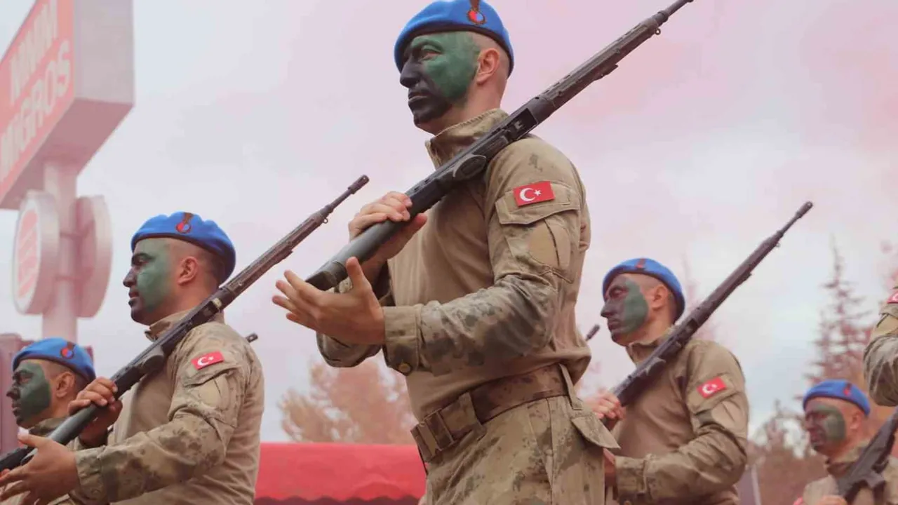 Cumhuriyet coşkusunda jandarma ve komandoların iz bırakan gösterisi