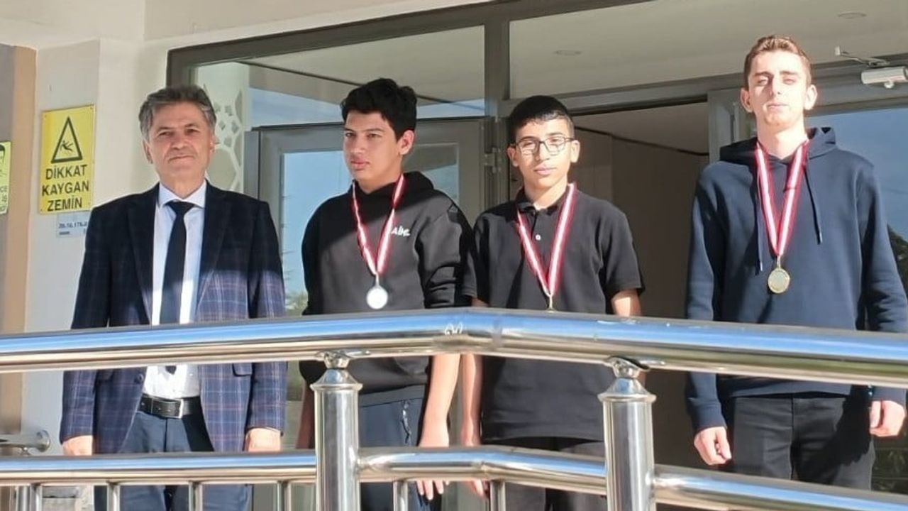 Cumhuriyet coşkusunu Servergazi Anadolu İmam Hatip Lisesi'nde masa tenisinde yaşattılar