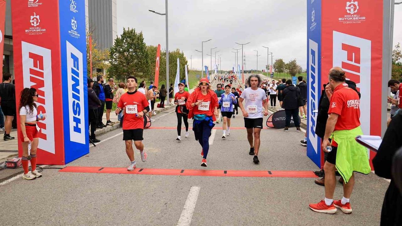 Cumhuriyet için köprüde buluşma: Osmangazi'de 6 bin 500 kişi koştu