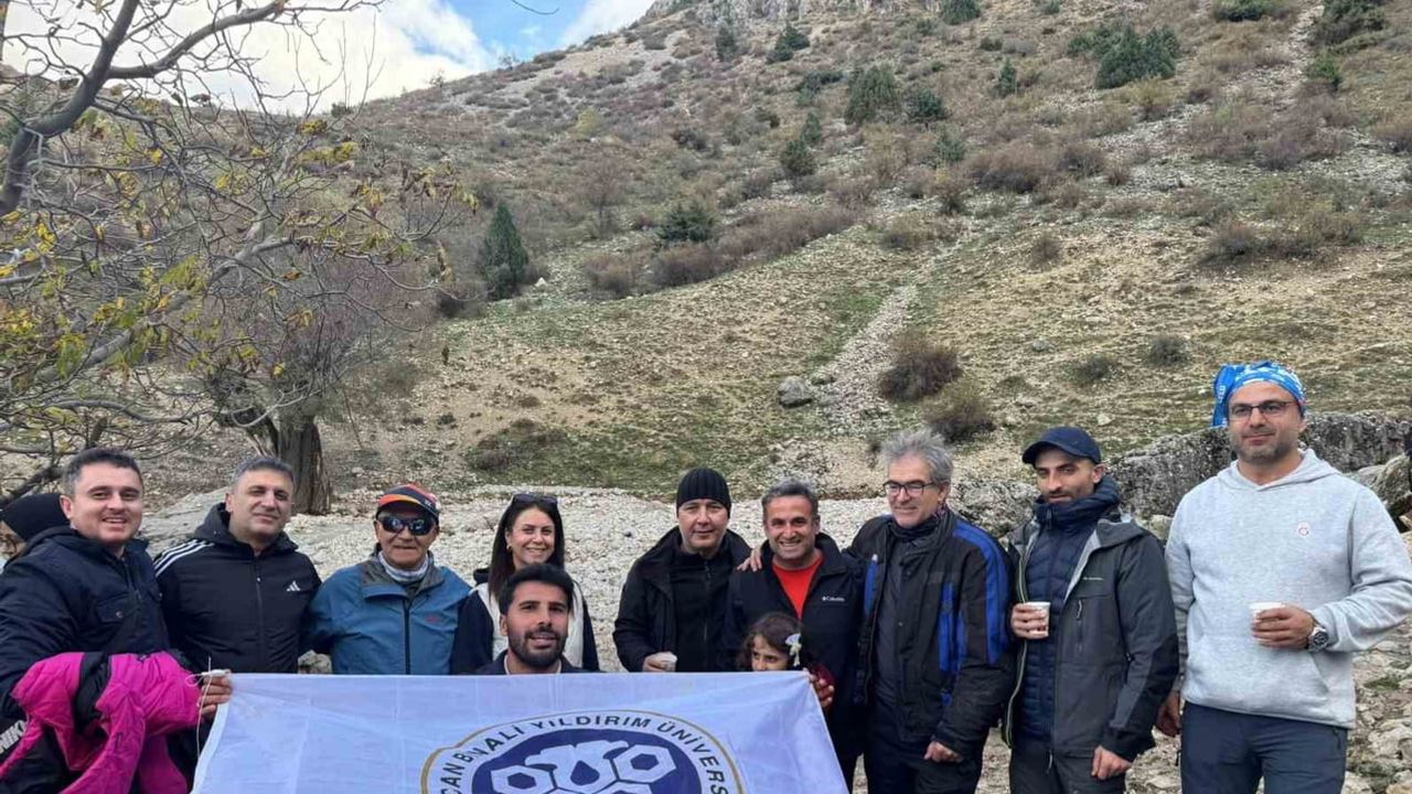 Cumhuriyet'in 103. yılı doğada yürüyüş ve iniş gösterisiyle kutlandı