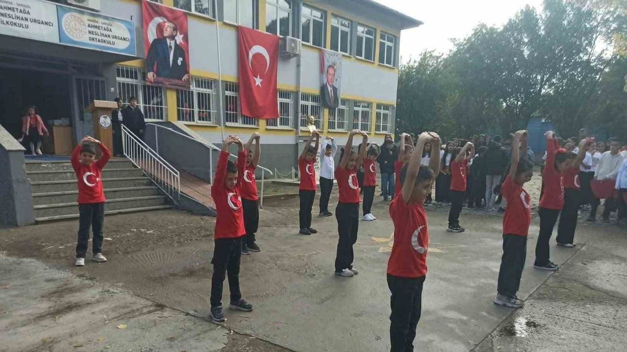 Cumhuriyetin 103. yılında öğretmenler ve öğrenciler hatıra köşesinde sıraya girdi