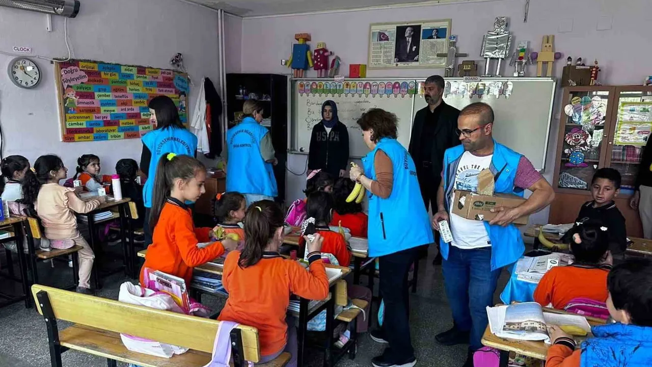 Çüngüş'te gıda günü etkinliği: muz ve sütle sağlıklı beslenme mesajı