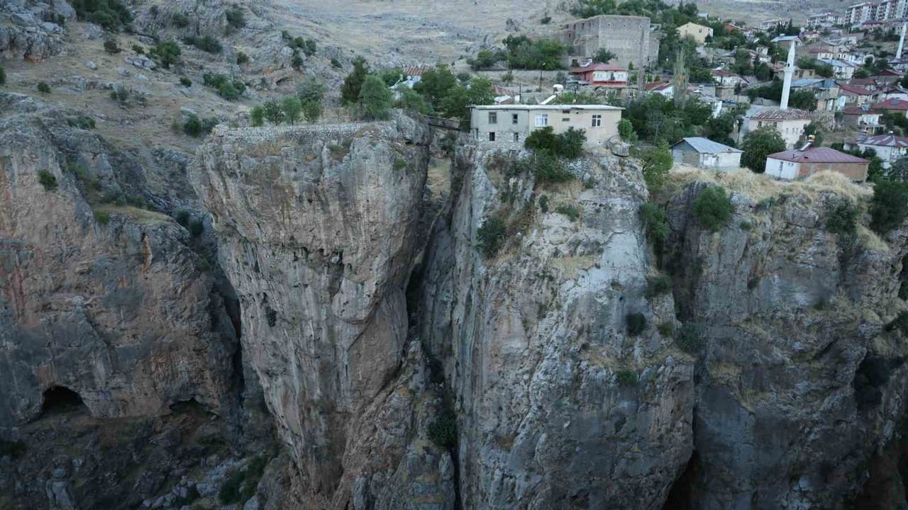 Çüngüş'te uçurum kenarındaki ev ve bahçeye köprüyle ulaşım sağlanıyor