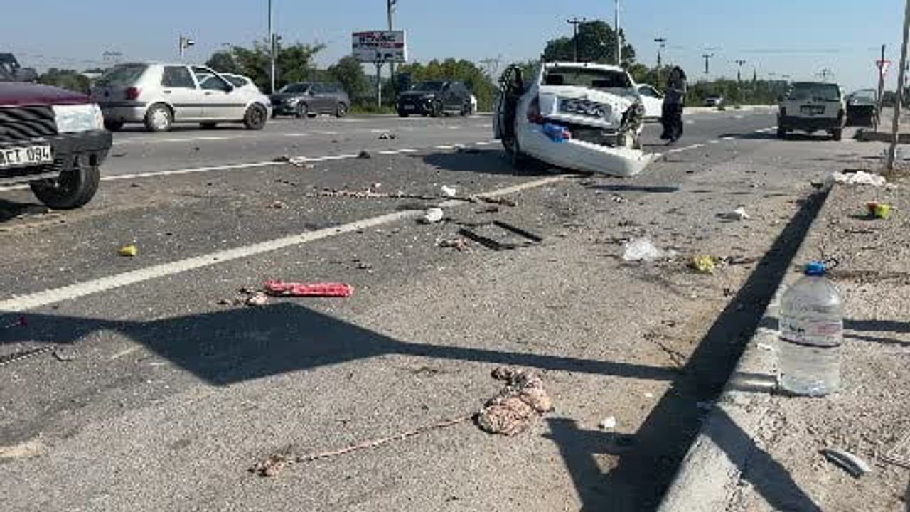 D-100'de çarpışan otomobillerden biri ağır hasarlı: 3 kişi hastaneye kaldırıldı