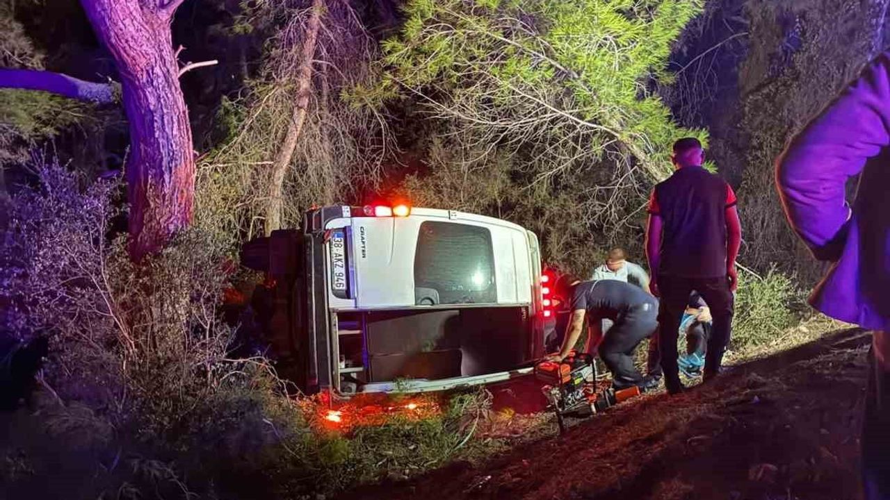 Dağ tırmanışı dönüşünde kaza: Kumluca'da minibüs şarampole devrildi