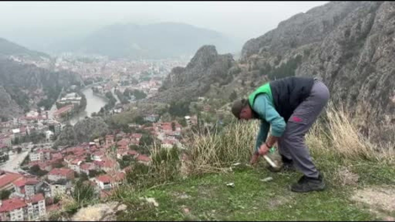 Dağdaki çöpleri toplayıp Cumhuriyet için bayrak açtılar