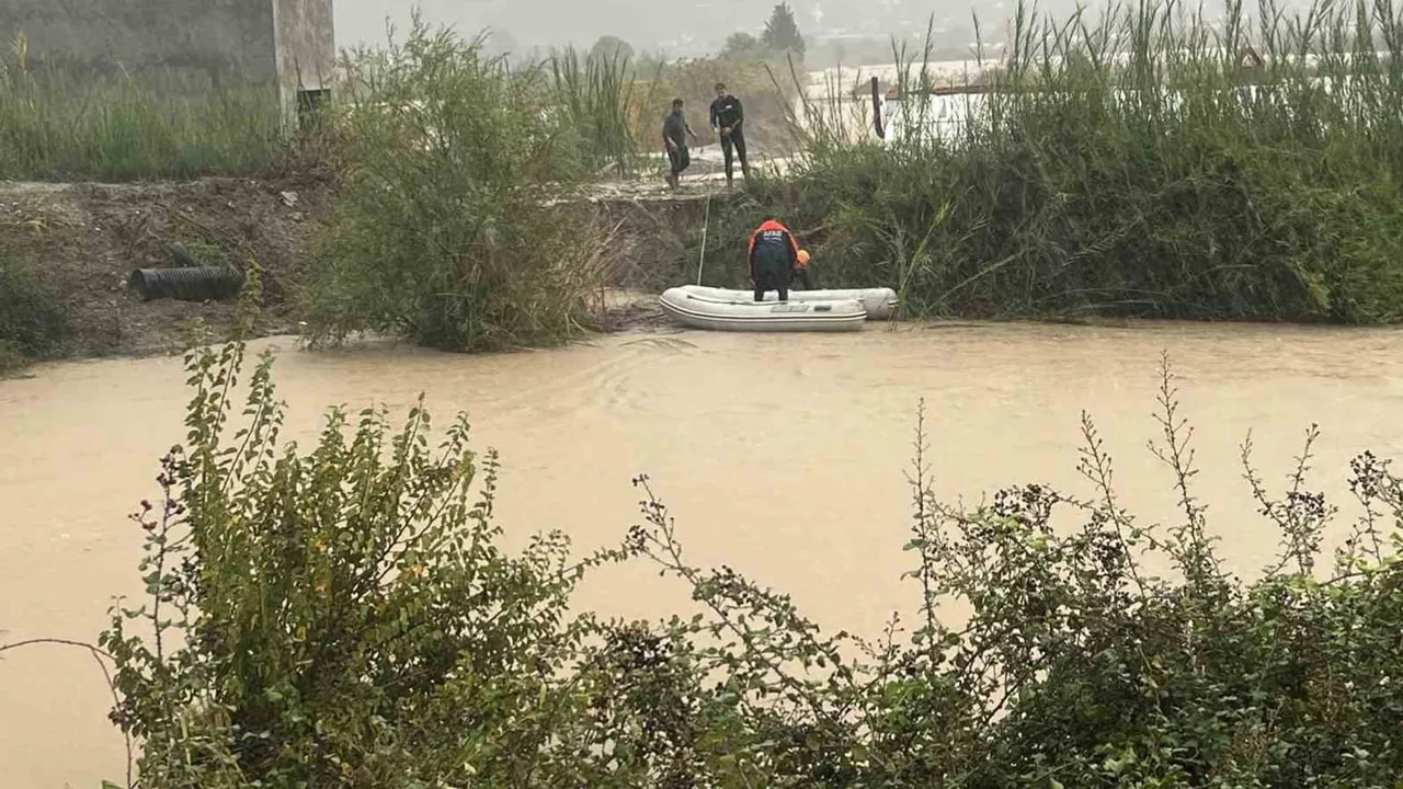 Dalaman'da Tersakan Çayı taşınca ilçe sele teslim oldu