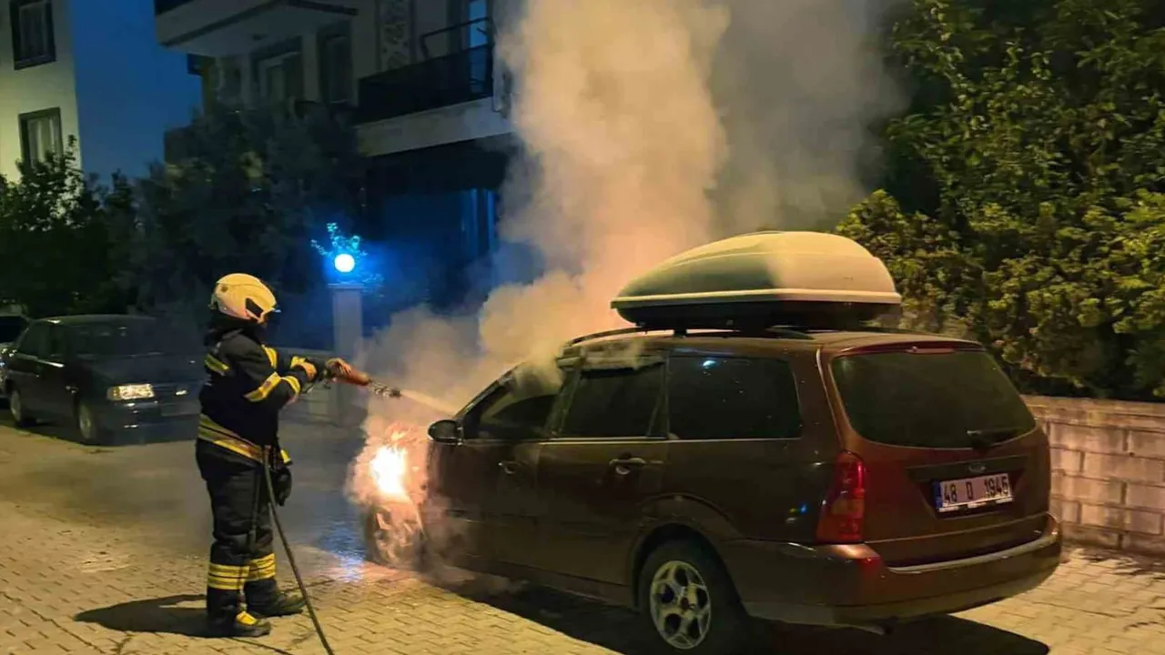 Dalaman merkezde park halindeki araçta başlayan yangın itfaiye ekiplerinin hızlı müdahalesiyle söndürüldü