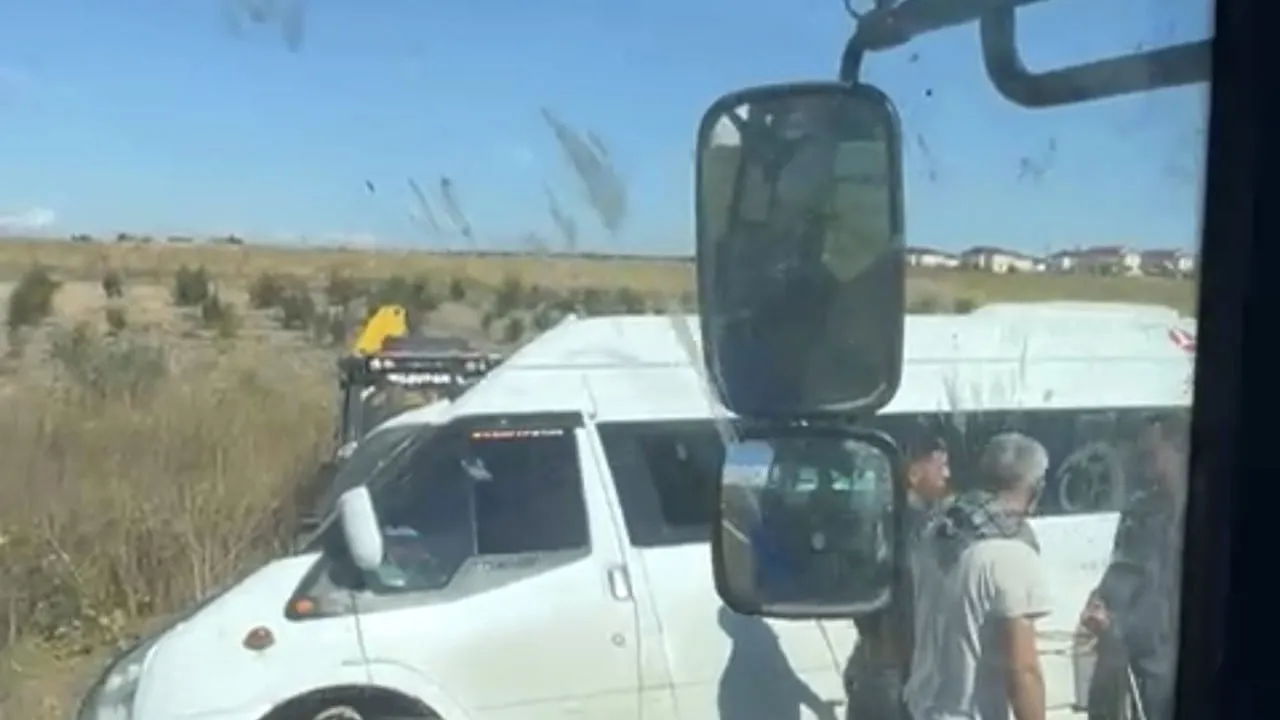 Dar yol yüzünden Adıyaman-Samsat'ta minibüs şarampolde askıda kaldı