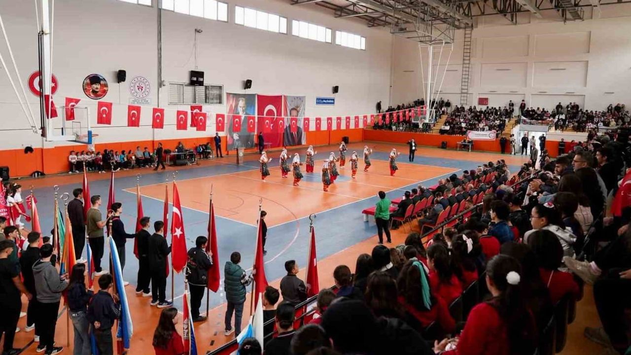 Darende’de öğrencilerin gösterileriyle 103. cumhuriyet bayramı coşkusu