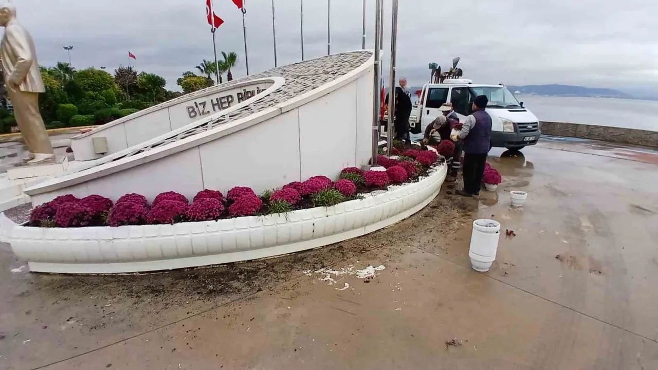 Darıca’da parklardan şehitliklere mevsimlik çiçek hamlesi
