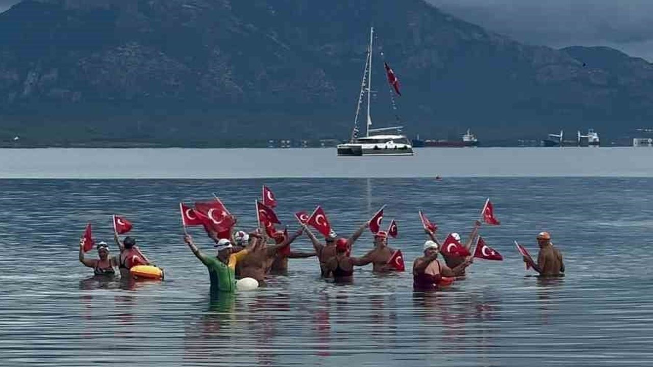 Datça'da cumhuriyet için bin 923 metre kulaç attılar