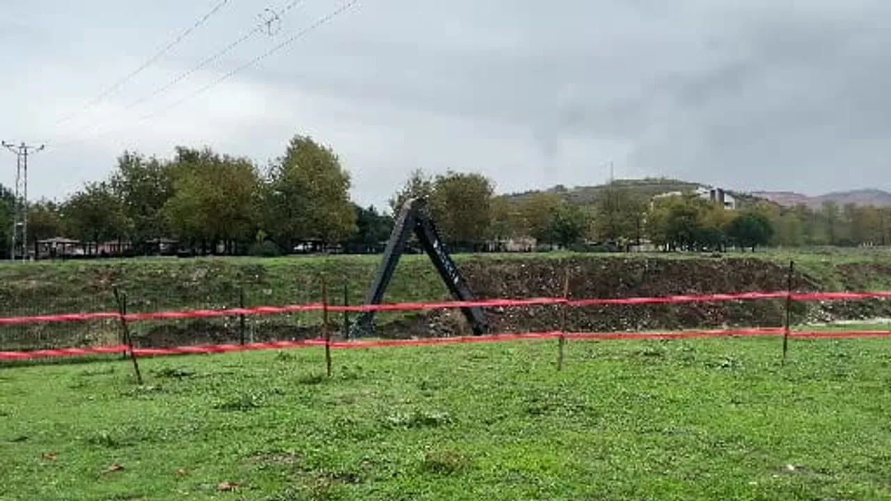 Deliçay'daki toprak kayması park içinden Karapınar yönüne suyu yönlendirdi