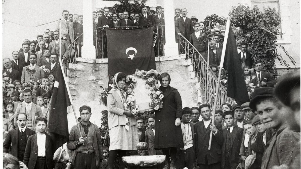 Demirci'de 98 yıllık fotoğraf geçmişle bugünü birleştirdi