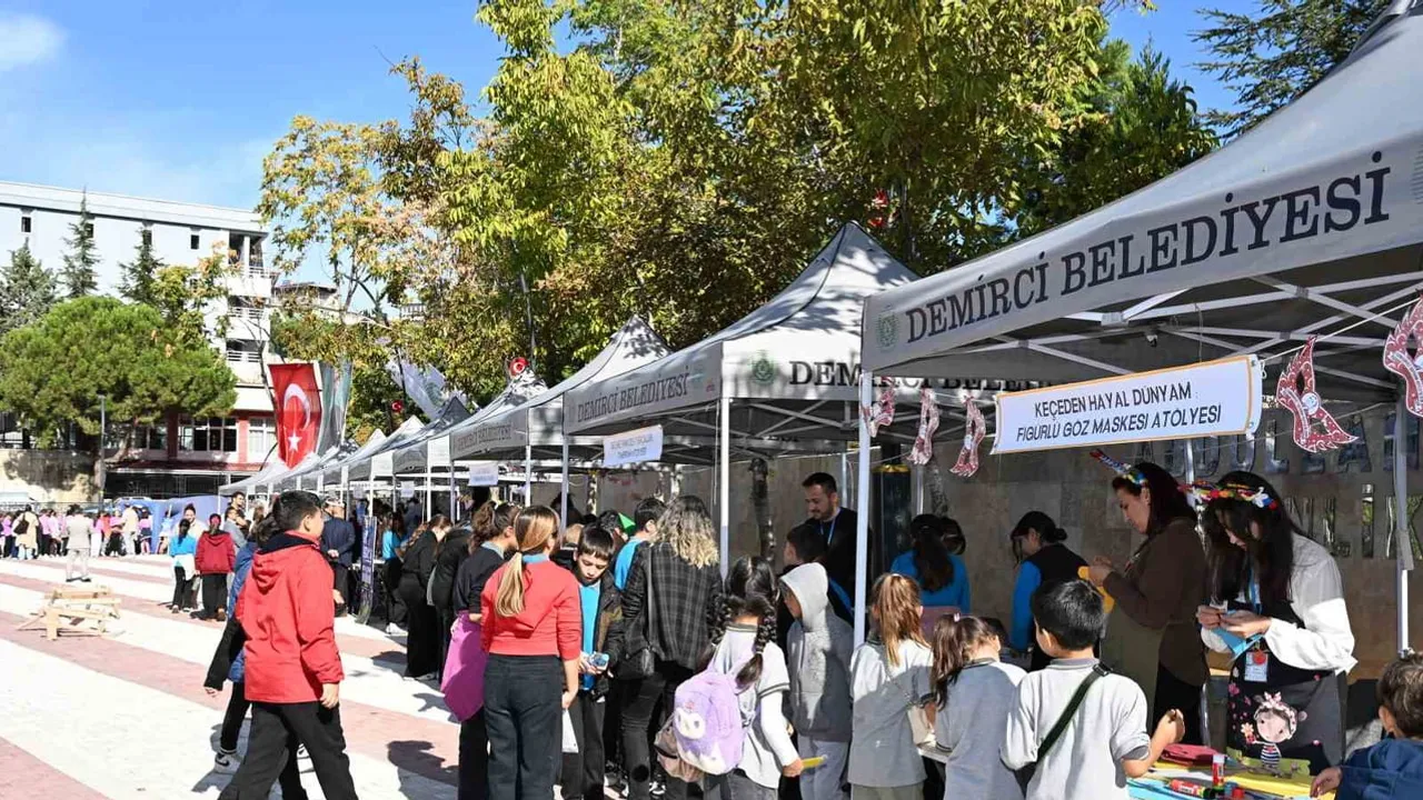 Demirci'de geleceğin bilimcileri için üç günlük BilimFest başladı