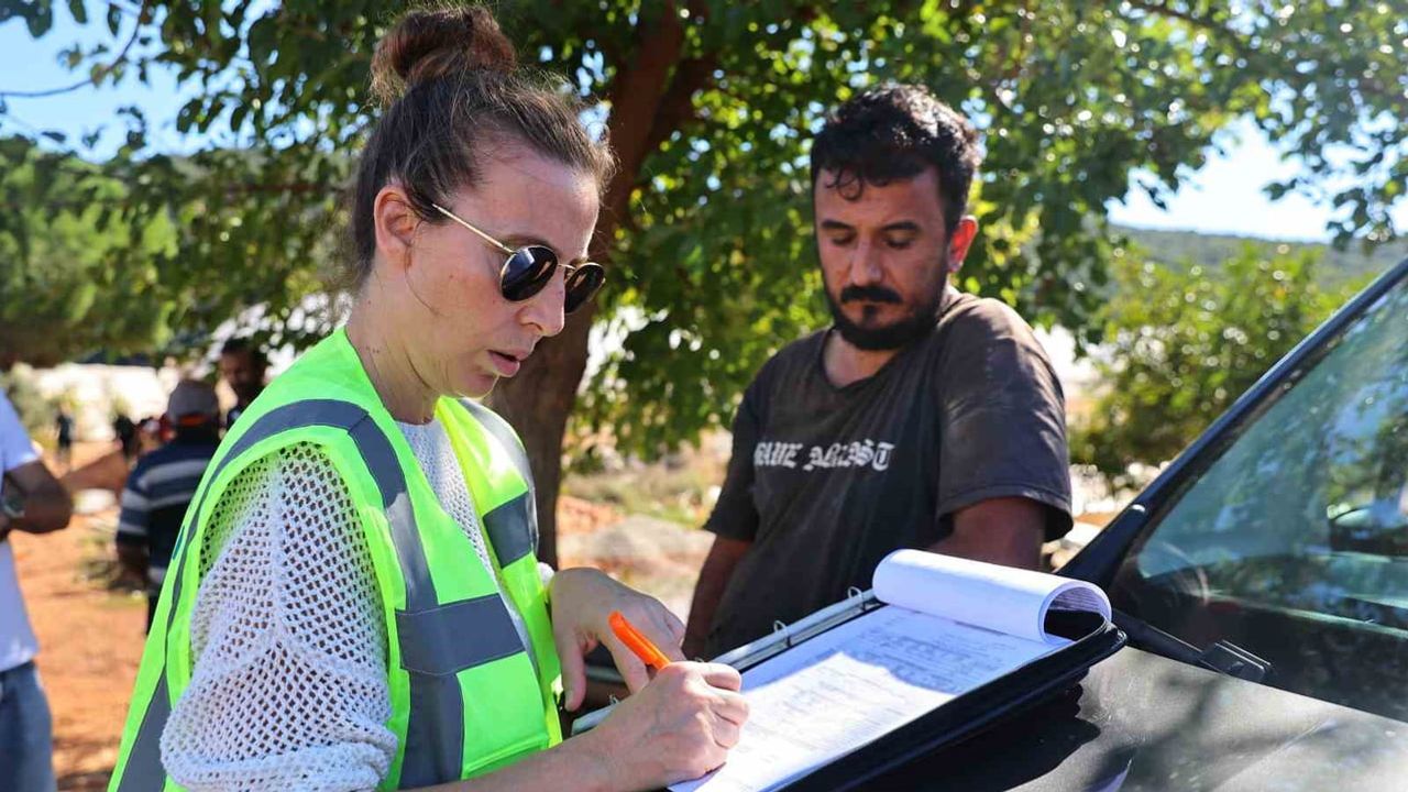 Demre’de selin yaralarını saran büyükşehir ekipleri